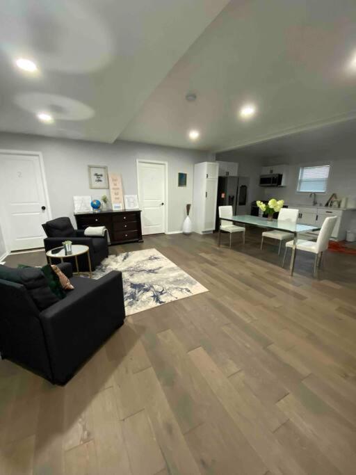 Modern 3Bed 2Bath Ranch With Diy Art Porch 3Tvs And Huge Front Yard To Enjoy! Villa Calumet City Exteriör bild